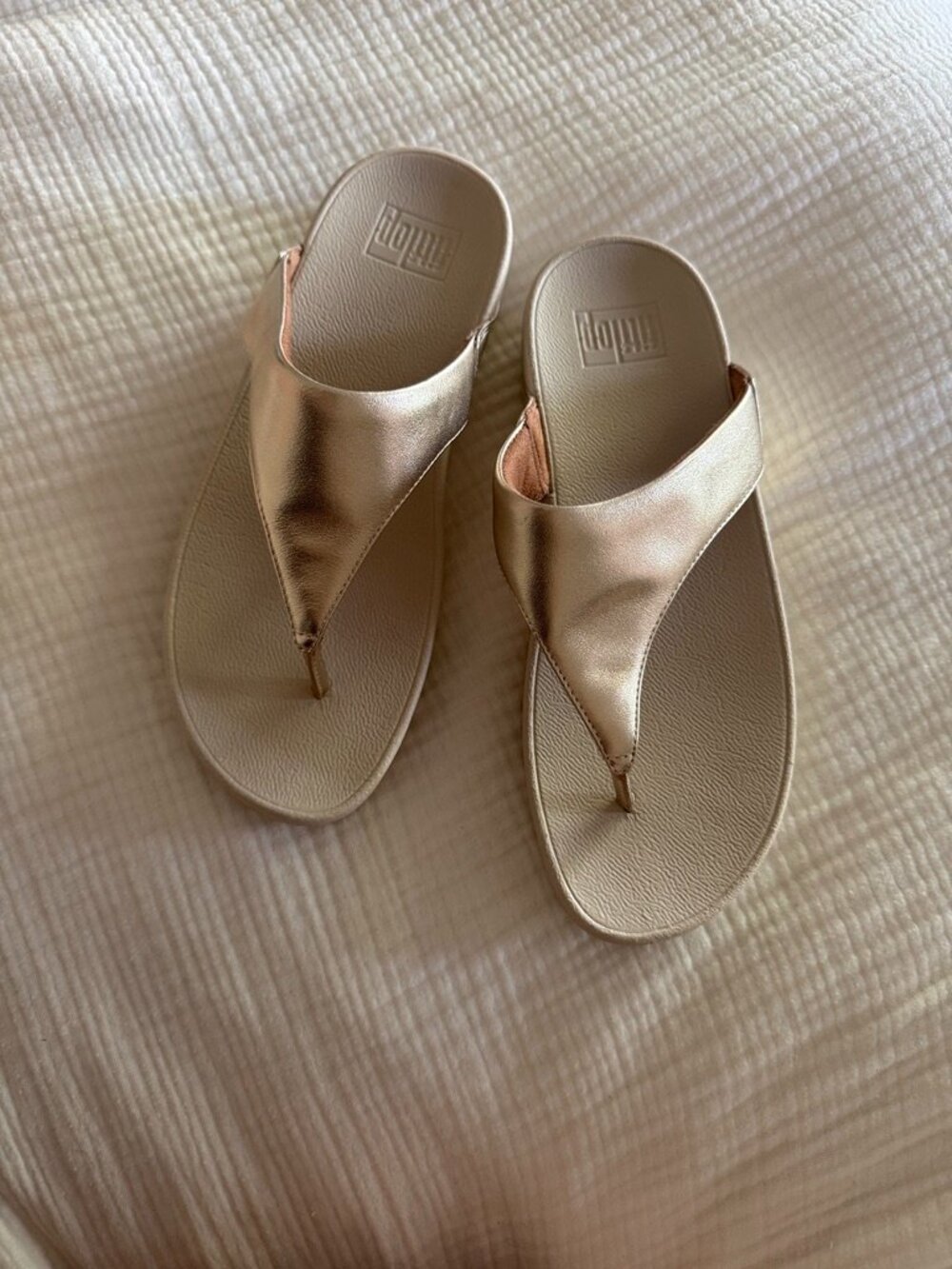 LULU Metallic Leather Toe-Post Sandals - Plato - W size 8
